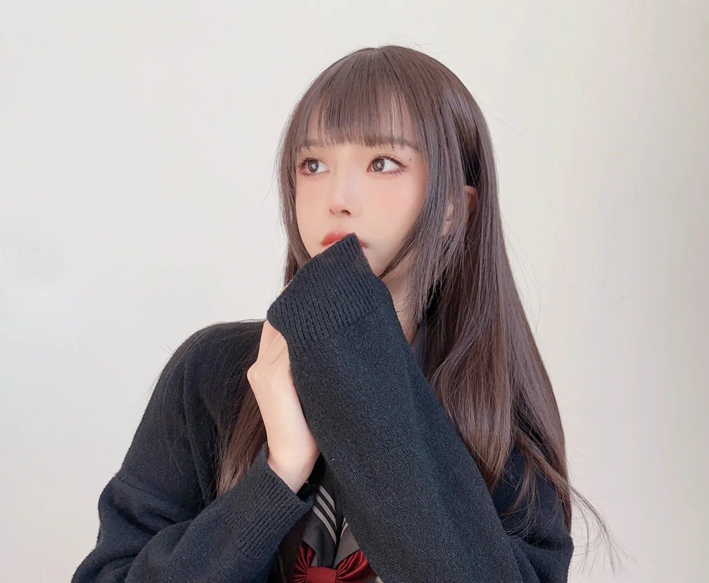 布丁大法，深色针织外套与制服领结