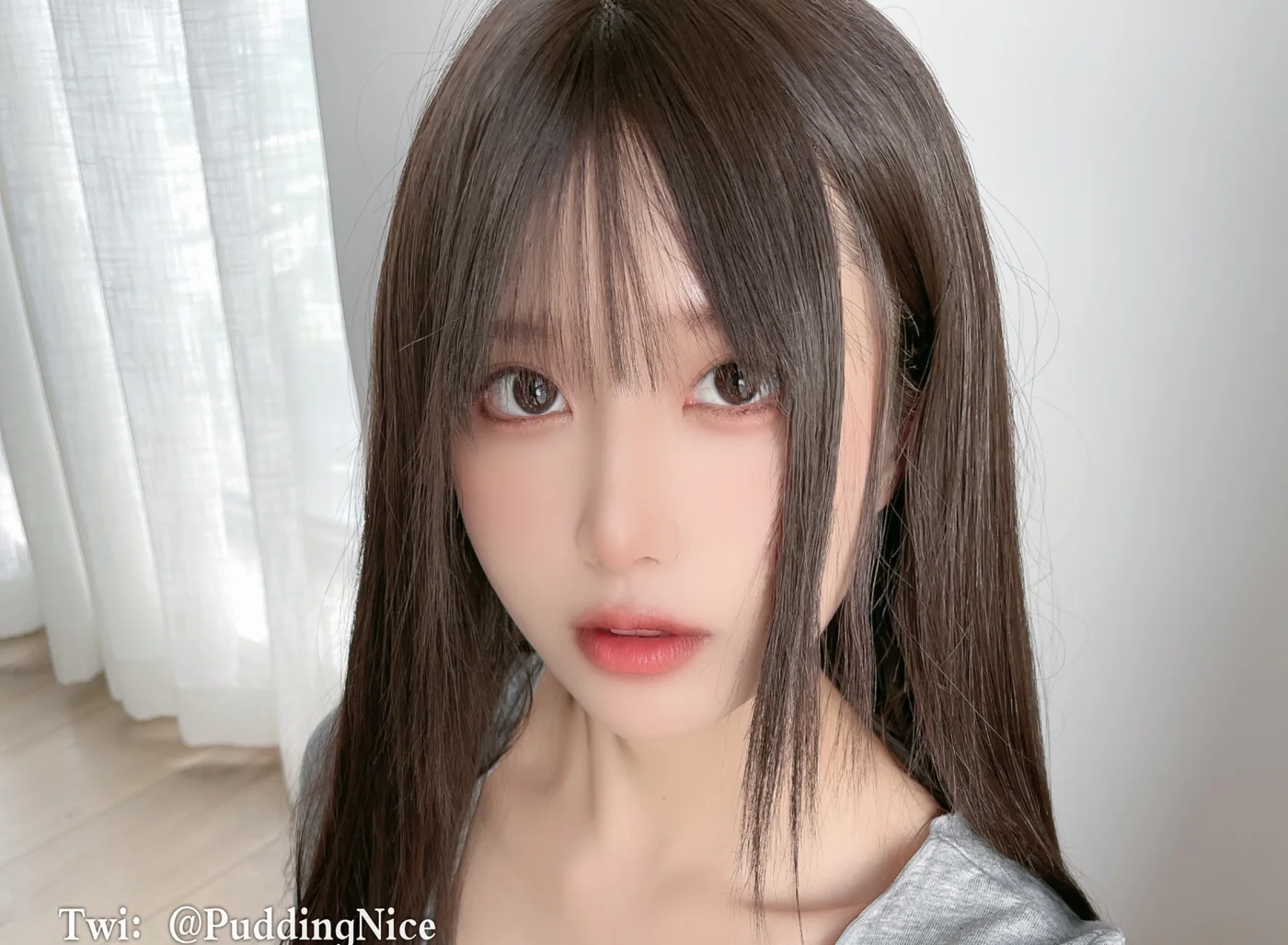 灰色针织肩侧衣纹与浅色窗帘前的表情